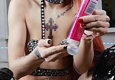 Nastya Fox istražuje novi dildo sa piercingom na pički i tetovažama u prljavom seksu