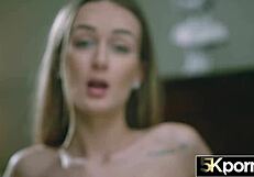 Hey, tengok blonde panas Elena Lux dalam lingerie seksi