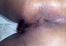 Človek, obožujem tolči globoko v to kurbo tesno ritko, njene velike sise poskakujejo divje medtem ko stiskam njene dlakave krivulje