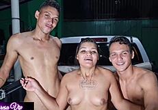 Tigresa VIP live med två välutrustade killar, dubbel penetration mycket anal, avspritningar och mycket mer, Destroyer och en kåt skådespelare med stor kuk