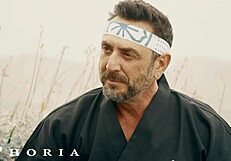 גבר שולט בבלו ג'וב בי קוברה כדי להרשים את החברה בביפוריה!