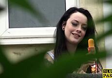 Нашляпана кучка на токчета получава чук в устата