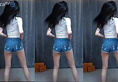 Korean Girl Dances with SENSUAL MAGIC on Phone