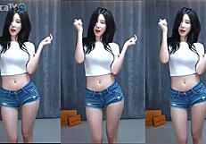 Korean Girl Dances with SENSUAL MAGIC on Phone