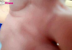 Ta fitnes bejba draži v belih hlačkah brez spodnjic in se snema od blizu.