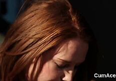 Coquine peach avale chaque goutte de sperme sur son visage.