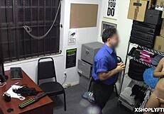 וואו נטלי פורקמן משפשפת כוס ומקבלת זיון חזק