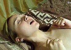 Junge Fickpuppe wird geleckt und doggystyle von dominanter Braut gevögelt