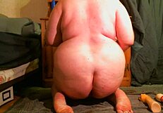 뚱뚱한 BBW 창녀가 자신의 벌어진 엉덩이를 스스로 박는다