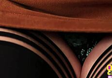 CFNM Femdom MILF дразни кур за кум върху чорапи