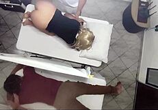 Video Grabación Real! Masajista Bangs Wife Next to Husband with Huge Ass