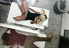 真实录像！按摩师在丈夫旁边操大屁股老婆