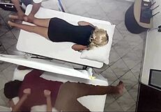 Video Grabación Real! Masajista Bangs Wife Next to Husband with Huge Ass