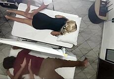 Video Grabación Real! Masajista Bangs Wife Next to Husband with Huge Ass