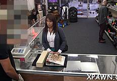 Drzna ženska zapelje v trgovini