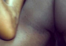 Papá azúcar lame mi coño mojado mientras su esposa cree que está trabajando