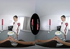 Reality Lovers VR Avec une Android Latex Maigre Penchée