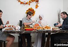 Giuro, ho fatto scopare duro questa ragazza musulmana sul tavolo del Ringraziamento, ops!