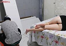 Aficionada seduce al instalador, paga con mamada 😏