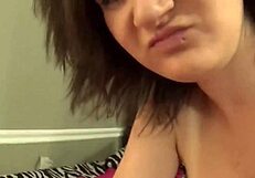 Amateur-Schlampe wird wild im Bett und mampft cum-getränkte Pommes danach.