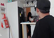 Llego a casa de mi vecina y la muy cachonda termina follando mi rica polla - historia completa