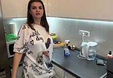 Mačeha z debelim kurcem me je ujela in me prisilila, da ji sesem spermo