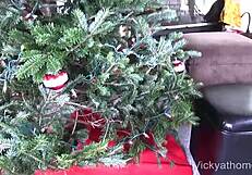 Beautiful Vicky Vette handles Santa's huge cumshot load