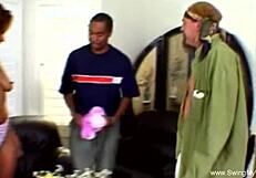 eksotična swinger žena jo še enkrat pofuka neznanec