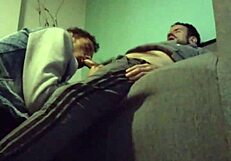 Mamada y cogida en el sof�