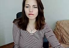 مراهقة روسية بصدر كبير تلعب على الويب كام