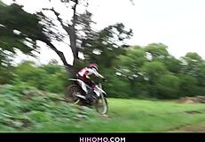 Ryan Rose y Pheonix Fellington viven emociones profundas en anal gay interracial bajo los árboles