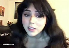 טרנס שמנמנה מכה חזק על הבשר שלה ומשתחררת