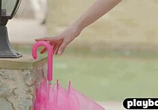 惊艳模特展示她完美的身材和漂亮的奶子