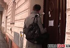 Mladí evropští twinkové se oddávají bareback prdelnímu souloži a felacím ve divoké čtyřce na palandě