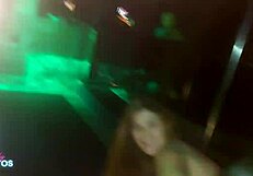 sentada na cara e mamada na rola de todo mundo na casa de swing