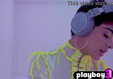 Mia Valentine draži z velikim ritom, striptease in poziranjem