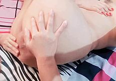 لعق البظر تحت نشوتها القوية في لقطة قريبة