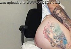 לוסי פליי מורחת קרם על הגוף והקעקועים שלה, משתפת רגשות אינטימיים איתך