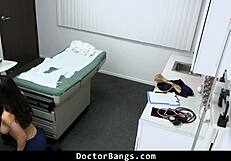 فتاة بالغة تبحث عن نصيحة جراحة تضخيم الصدر من الطبيب