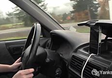 Lou Lebonne cums in the car while watching 😍