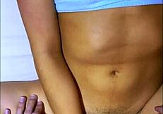 La tierna amiga de la universidad se refugió en el apartamento de su amigo después de una noche de fiesta y acabaron compartiendo la cama