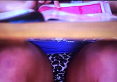 Upskirt gostosa safada in skirt teasing