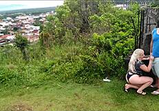 Afriška blondinka kurba upognjena za javni doggystyle blowjob v parku