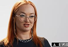 نظرة قريبة على نساء يصلن إلى النشوة مع إيما ماجنوليا الحمراء السمينة لعب فردي مشهد كامل.