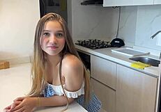 Mlada služkinja jebe svojega šefa iz čiste poželenja