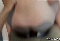 شاب صغير يقبل توينكس مثليين أثناء نيك بدون واقي.