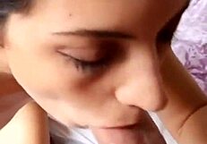 Esta amateur española da una mamada de garganta profunda en stream