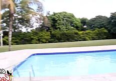 hey, o piscineiro me deixou toda melada de porra, que tesão foi esse?