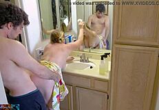 Mačeha čisti kopalnico s pomočjo