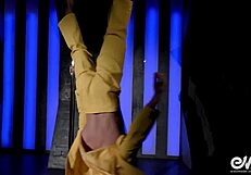 Chico caliente hace baile acrobático de poste